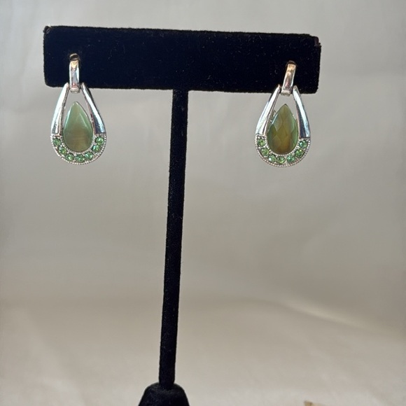 Elegant Silver Green Cats Eye & Peridot Gemstone Pendant & Earrings Jewelry Set - Picture 10 of 12